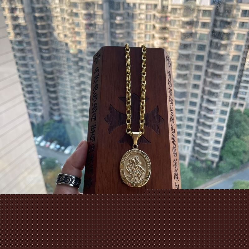 Ch**me He**ts necklaces